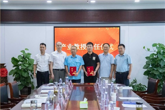 公司技術(shù)人才獲市工業(yè)學校&ldquo;產(chǎn)業(yè)教授&rdquo;聘書