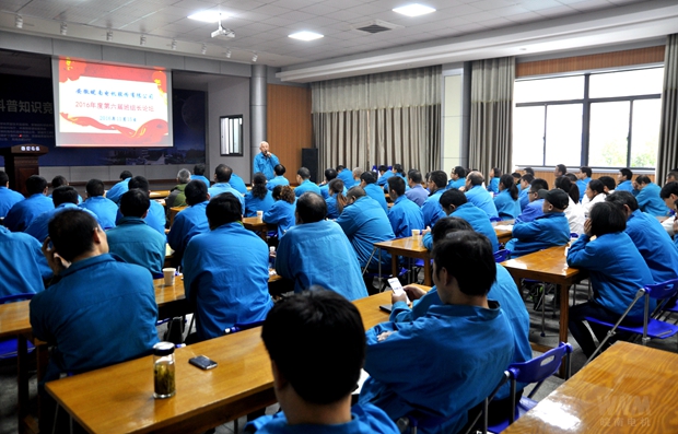 黨委副書記、工會(huì)主席胡夏生主持論壇