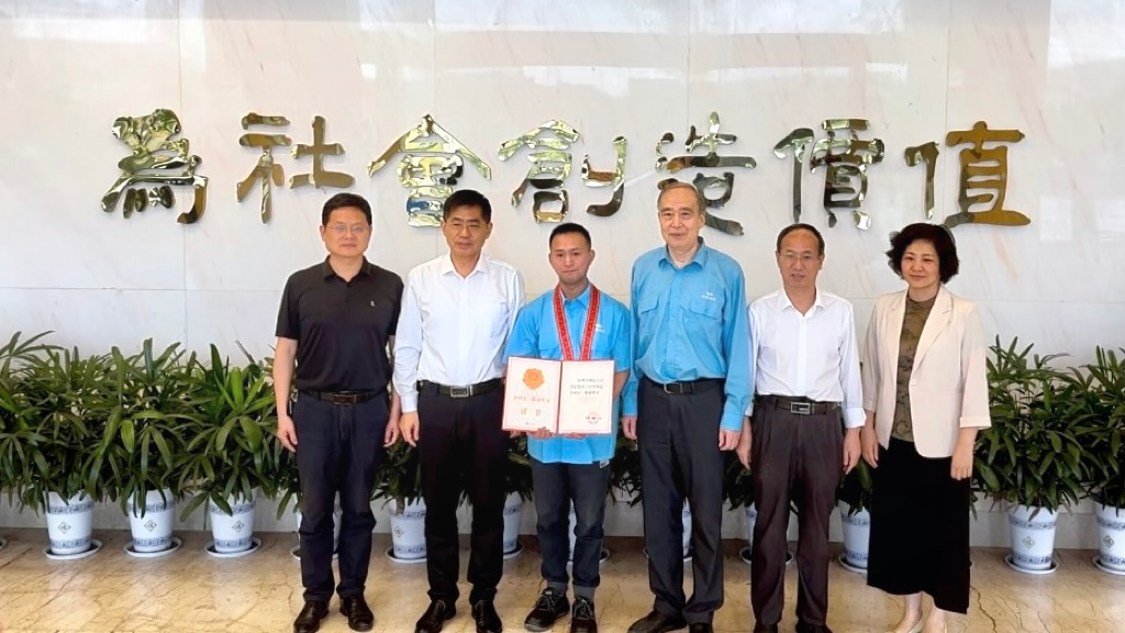 省、市總工會(huì)為皖南電機(jī)&ldquo;全國五一勞動(dòng)獎(jiǎng)?wù)?rdquo;獲得者授牌頒獎(jiǎng)